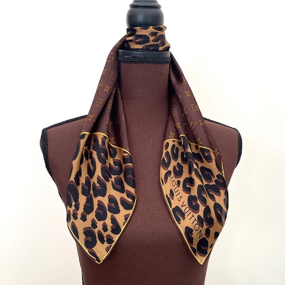 Display #1 New Louis Vuitton Scarf Leopard Print Monogram Flower Silk Wrap - Picture 15 of 16